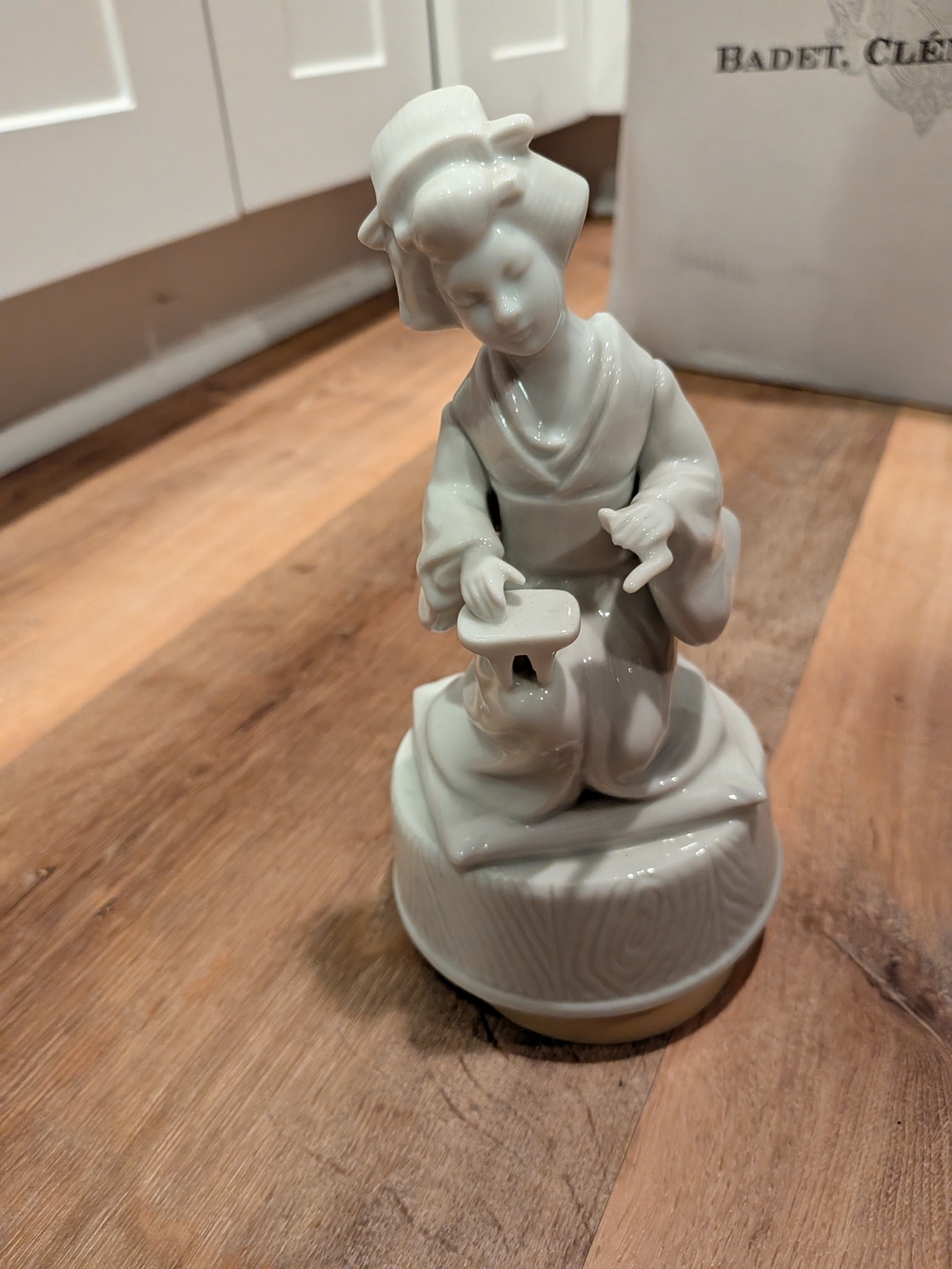 White Porcelain Geisha Figurine Decorative Sculpture